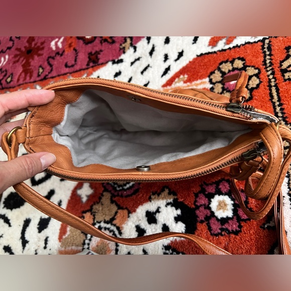 Classic Brown Leather Shoulder Bag with Ruched Detailing - Picture 3 of 9